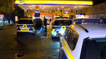 Bei einer Verkehrskontrolle wurde in einem PKW an dieser Tankstelle wurde eine Schusswaffe gefunden. Foto: HamburgNews
