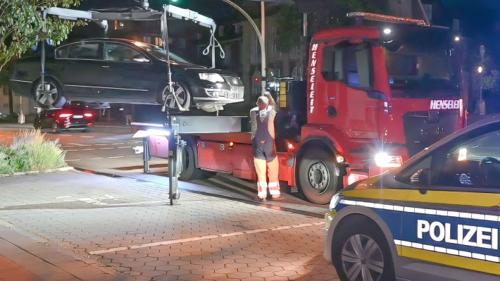 Aus der Traum von der rasanten Fahrt: Der Pkw des 18-jährigen Rasers wird abgeschleppt. Foto: Lenthe-Medien