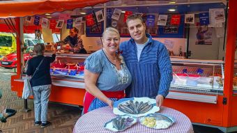 Berühmt sind Edgar und Anuschka Blochkaus für ihren Matjes, der in der Saison frisch vor den Augen der Kundschaft aus dem Fass filetiert wird. Foto. Niels Kreller