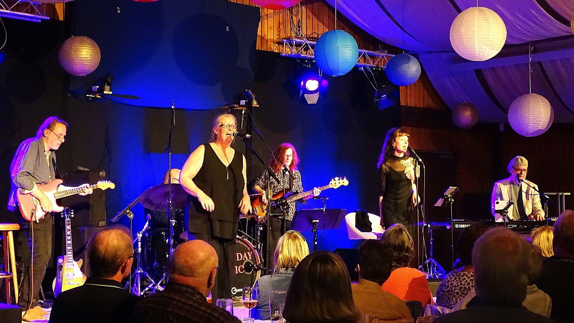 Bo Heart und Band im Dörphus in Hörsten: Jojo Schlüter (von links, E-Gitarre), Heinz Lichius (Schlagzeug), Anja Krien (Gesang), Susanne Vogel (Bassgitarre), Laila Richter (Gesang) und Bo Heart am Piano.  Foto: Ilka Teschner