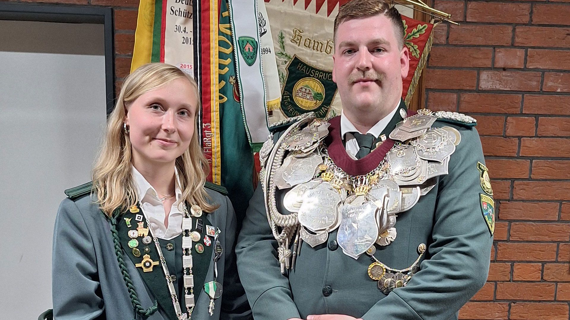 Der neue Hausbrucher Schützenkönig Niklas Holst und Damenkönigin Yara Krause strahlten vor Freude. Foto: HHF