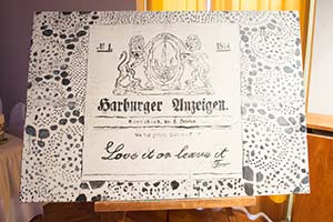 Die Erstausgabe der HAN auf einer Tischdecke gemalt mit dem Ausstellungstitel er&ouml;ffnet den Rundgang. | Foto: Niels Kreller