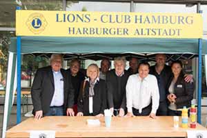 Der Lions-Club Harburg Altstadt versorgte die Gäste mit Currywurst und Kuchen. | Fotzo: Niels Kreller