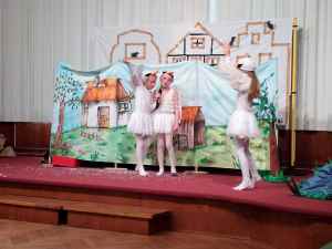 Aufführung des Kindertheaters aus Drezdenko &bdquo;Das hä&szlig;liche Entlein&ldquo; | Foto: ein