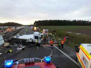 Aufr&auml;um- und Rettungsma&szlig;nahmen an der Ungl&uuml;ckstelle. Foto: ein