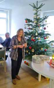 Mieterin Julietta El Mohamed hängte ihre Christbaumkugel an den gemeinschaftlichen Weihnachtsbaum. | Foto: ein Mieterin Julietta El Mohamed hängte ihre Christbaumkugel an den gemeinschaftlichen Weihnachtsbaum. | Foto: ein