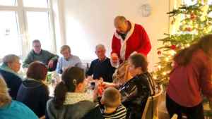Der Weihnachtsmann schenkte jedem Mieter einen Schokoladen-Nikolaus. | Foto: ein Der Weihnachtsmann schenkte jedem Mieter einen Schokoladen-Nikolaus. | Foto: ein