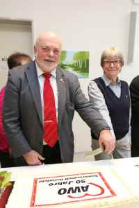 Die Jubiläumstorte wird angeschnitten vom Awo-Kreisvorsitzenden Harburg Arend Wiese und der Awo-Landesvorsitzenden Jutta Blankau. | Foto: ein Die Jubiläumstorte wird angeschnitten vom Awo-Kreisvorsitzenden Harburg Arend Wiese und der Awo-Landesvorsitzenden Jutta Blankau. | Foto: ein