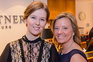 Konnten zufrieden sein: Viktoria Pawlowski (links) und Nicole Mönke, die beiden Hauptorganisatorinnen des Winterballs. | Foto: Niels Kreller Konnten zufrieden sein: Viktoria Pawlowski (links) und Nicole Mönke, die beiden Hauptorganisatorinnen des Winterballs. | Foto: Niels Kreller