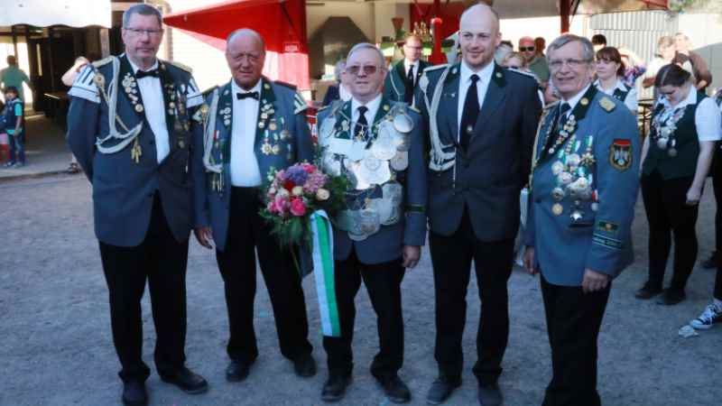 Als Adjutantenn begleiten das Königspaar Harald Jörn, Gerhard Eilken, Ernst Böttger und Björn Merten, Manfreds Sohn. | Foto: ein