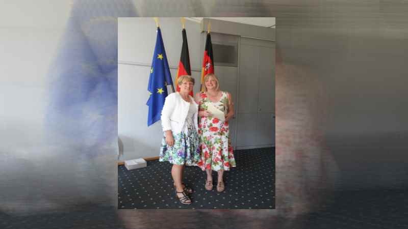 Die stellvertretende Landrätin Anette Randt überreichte die Einbürgerungsurkunde Lisa Caroline DANGERFIELD-BECKER, (Wohnort Asendorf, Großbritannien). | Foto: ein Die stellvertretende Landrätin Anette Randt überreichte die Einbürgerungsurkunde Lisa Caroline DANGERFIELD-BECKER, (Wohnort Asendorf, Großbritannien). | Foto: ein