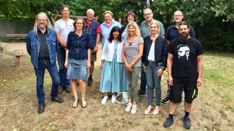 Sven Dunker (oben, von links, Quartiersmanagement Reso-Fabrik),Willi Sasse (Harburger Tafel e.V.), Susanne Reul (Ev. Kindertagesstätte MCW), Manuela Damro (DRK Kita Winsen-Eckermannstr), Ralf Macke (Jugendzentrum Egon´s Stadt Winsen), Manuel Bürger (Jugendfeuerwehr Winsen) Unten von links: Jörg Schwarz (Netzwerkkoordinator Frühe Hilfen Landkreis Harburg), Maria Jürgens (Schulsozialarbeiterin Alte Stadtschule), Tina Rath (Projekt VisioN Landkreis Harburg), Manuela Sebastian (INAB), Susanne Peters (Schulsozialarbeiterin Alte Stadtschule), Brigitte Niemann-Rempe (Jobcenter Landkreis Harburg), Nico Pannek (Jugendsozialarbeit der Reso-Fabrik e.V.). | Foto: ein