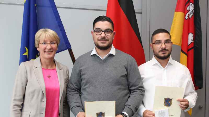 Stellvertretende Landrätin Anette Randt überreichte die Einbürgerungsurkunden an die Zwillingsbrüder Reber ALKAN (Mitte) und Rezan ALKAN, Herkunftsland Türkei. | Fotocredit: Landkreis Harburg 
