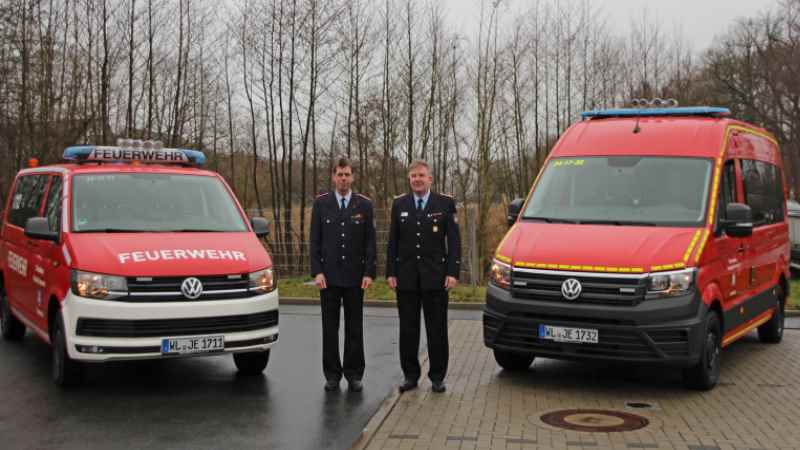 Bendestorfs Ortsbrandmeister Sven Wrede-Lissow (links) und der kommissarische Leiter der Feuerwehr Jesteburg, Michael Kuch, freuen sich über die beiden neuen Fahrzeuge. | Foto: ein