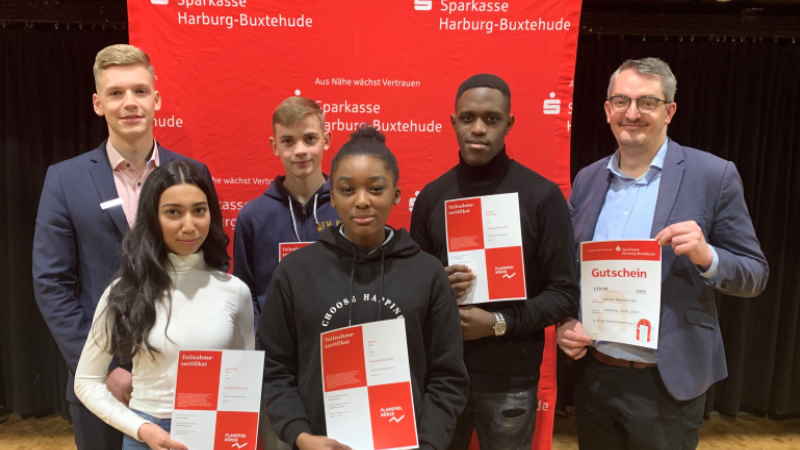 Die Spielgruppe „SMDB“ der Schule Maretstraße in Harburg mit dem betreuenden Lehrer Muhamet Idrizi (rechts) und Sparkassen-Berater Christoph Lorenz (links). | Foto: ein