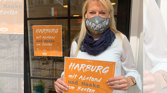 Harburgs Citymanagerin Melanie-Gitte Lansmann präsentiert die neuen Abstandsaufkleber, die es zu Gunsten des Vereins HUMAN@HUMAN gibt. | Foto: Niels Kreller