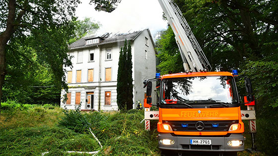 Rauch dringt aus dem Dach des alten Ortsamtes Süderelbe. Am Sonntagvormittag brannte das Dach des Gebäudes im Jägerhof in Hausbruch. | Foto: HamburgNews