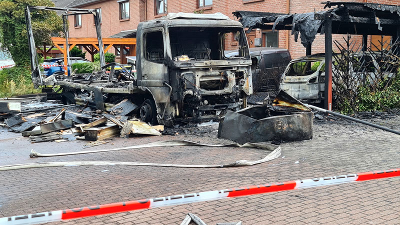 Am DOnnerstagmittag brannte in Neuwiedenthal ein Möbellaster. Das Feuer griff auf einen Carport und zwei PKW über. | Foto: HamburgNews