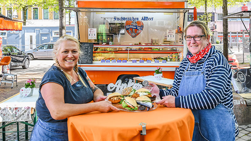 Anuschka Blockhaus (links) und Regina Hey haben auf dem Harburger Wochenmarkt eine große Auswahl immer frisch gemachter Fischbrötchen im Angebot. | Foto: Niels Kreller
