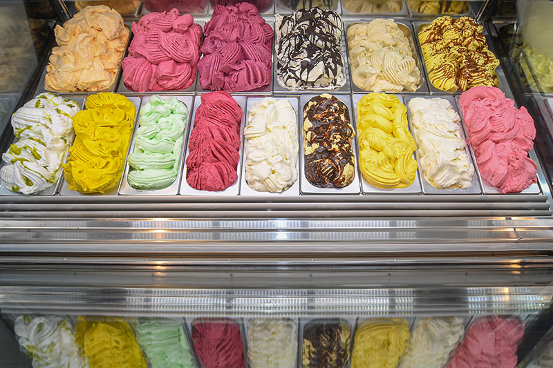 Bis zu 60 Eissorten täglich frisch hat die Eismanufaktur Eisbrecher im Sortiment. | Foto: Niels Kreller