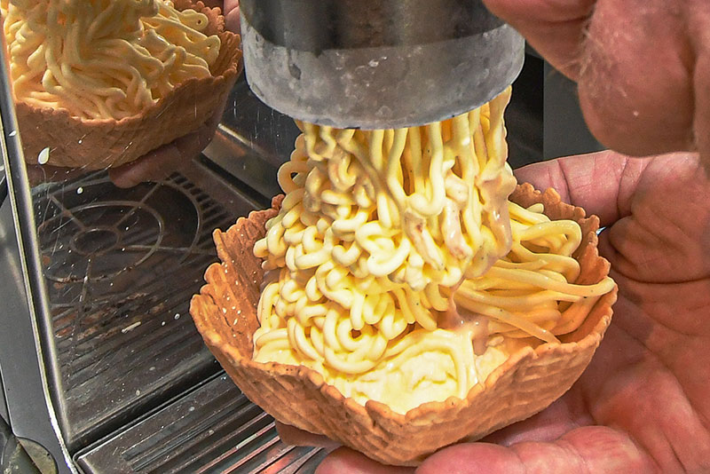 AUch leckerers Spaghetti-Eis in einer krossen Waffel gobt es in der Eisbrecher-Manufaktur. | Foto: NIels Kreller