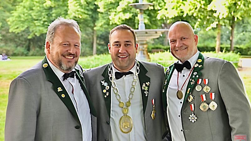 Gildekönig Borhen „Bo“ Azzouz (Mitte) hat jetzt zwei Vizekönige: den 1. Frank Stadtler (links) und Guido Mönke. | Foto: Niels Kreller