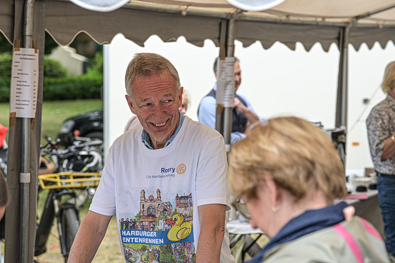 Bei Heinz Lüers, dem ehemaligen Vorstandsvorsitzenden der Sparkasse Harburg-Buxtehude, bekamen die Besucher kühle Softdrinks. | Foto: Niels Kreller
