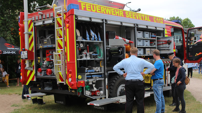 Das neue Tanklöschfahrzeug der Feuerwehr Ohlendorf war ständig dicht umlagert. Das neue Tanklöschfahrzeug der Feuerwehr Ohlendorf war ständig dicht umlagert.  | Foto : Pressestelle Feuerwehr Seevetal