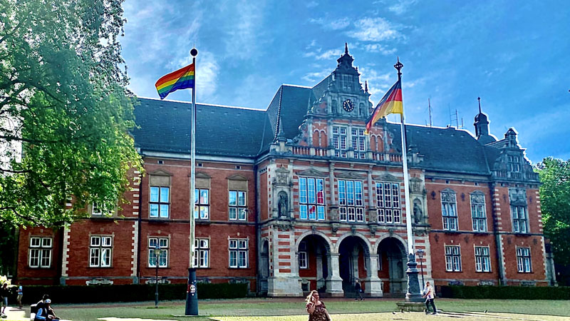 Vor dem Harburger Rathaus weht anlässlich der Pride Week die Regenbogenfahne. | Foto: Niels Kreller