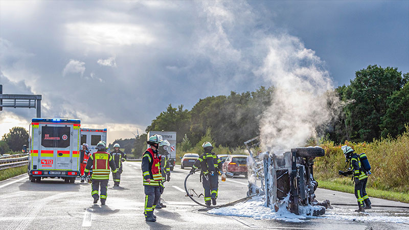 Ein rücksichtloser Raser soll Schuld an dem Unfall auf der A1 bei Hollenstedt sein. | Foto: JOTO