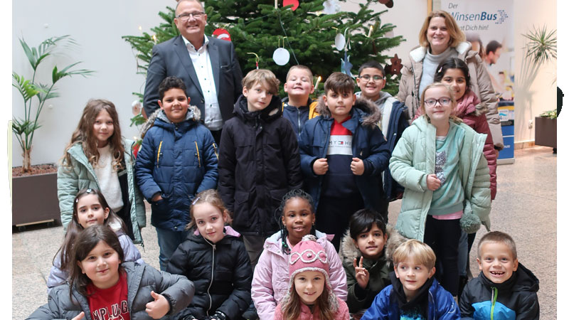 Die die Kinder des zweiten Jahrgangs der Alten Stadtschule vor dem geschmückten Baum mit der Lehrerin Nicola Otten und dem Ersten Stadtrat Christian Riech. | Foto: ein