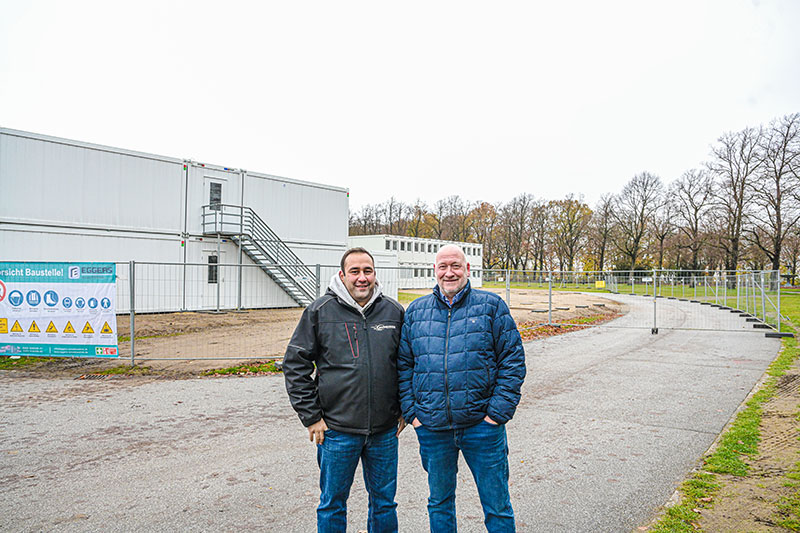 Borhen Azzouz (links) von der Harburger Radgemeinschaft und Ingo Mönke vom Sponsor Paletten-Service Hamburg AG freuen sich auf das Rad-Cross-Rennen auf dem Harburger Schwarzenberg. | Foto: Niels Kreller