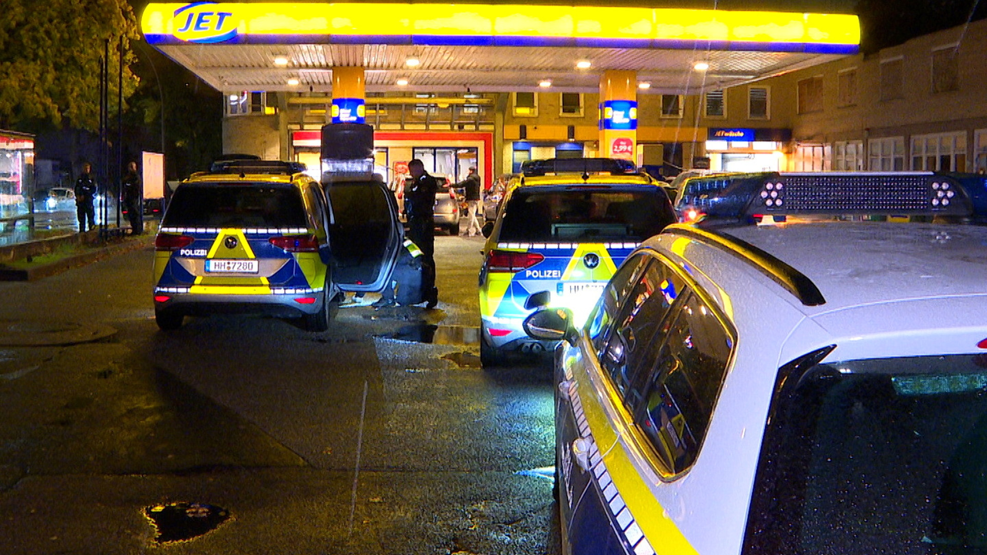 Bei einer Verkehrskontrolle wurde in einem PKW an dieser Tankstelle wurde eine Schusswaffe gefunden. Foto: HamburgNews