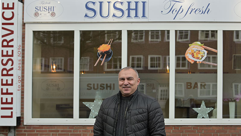Öztürk Toptas von Top Fresh Sushi freut sich, seine Kunden mit seinem Sushi aus der neu eingerichteten Küche noch frischer und noch schneller beliefern zu können.