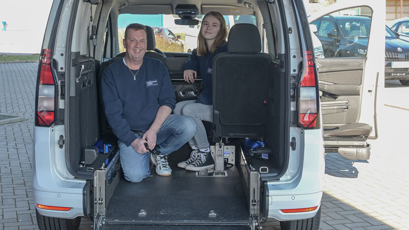 : André Lönnies und Tochter Alina mit dem umgebauten VW Caddy, der im Mobilcentrum Lönnies auch gemietet werden kann.
