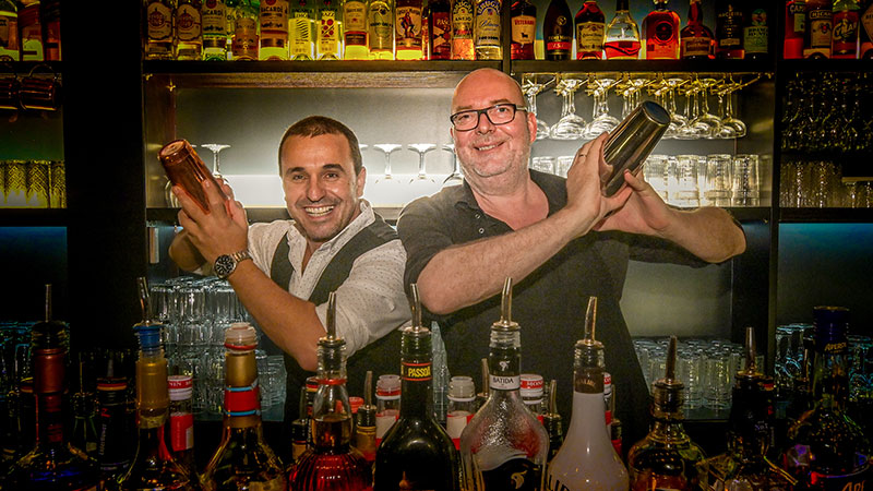Vitor da Silva (links) und Oliver Klühn sind in der Panthera Bar in der Lämmertwiete schon fleißig am Cocktail-Shaken.