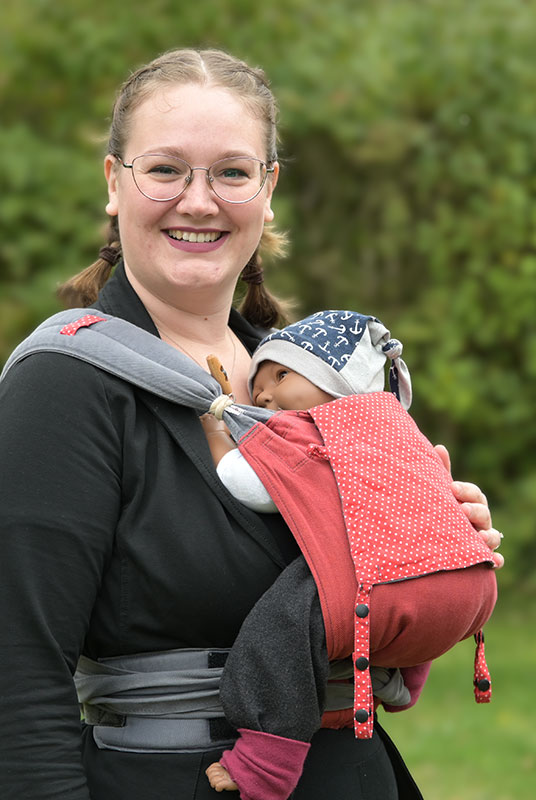 Als Tragberaterin zeigt Bernadette Rademacher von Fräulein Wombat jungen Eltern, wie sie ihr Baby natürlich und bei möglichst geringer Belastung tragen können.
