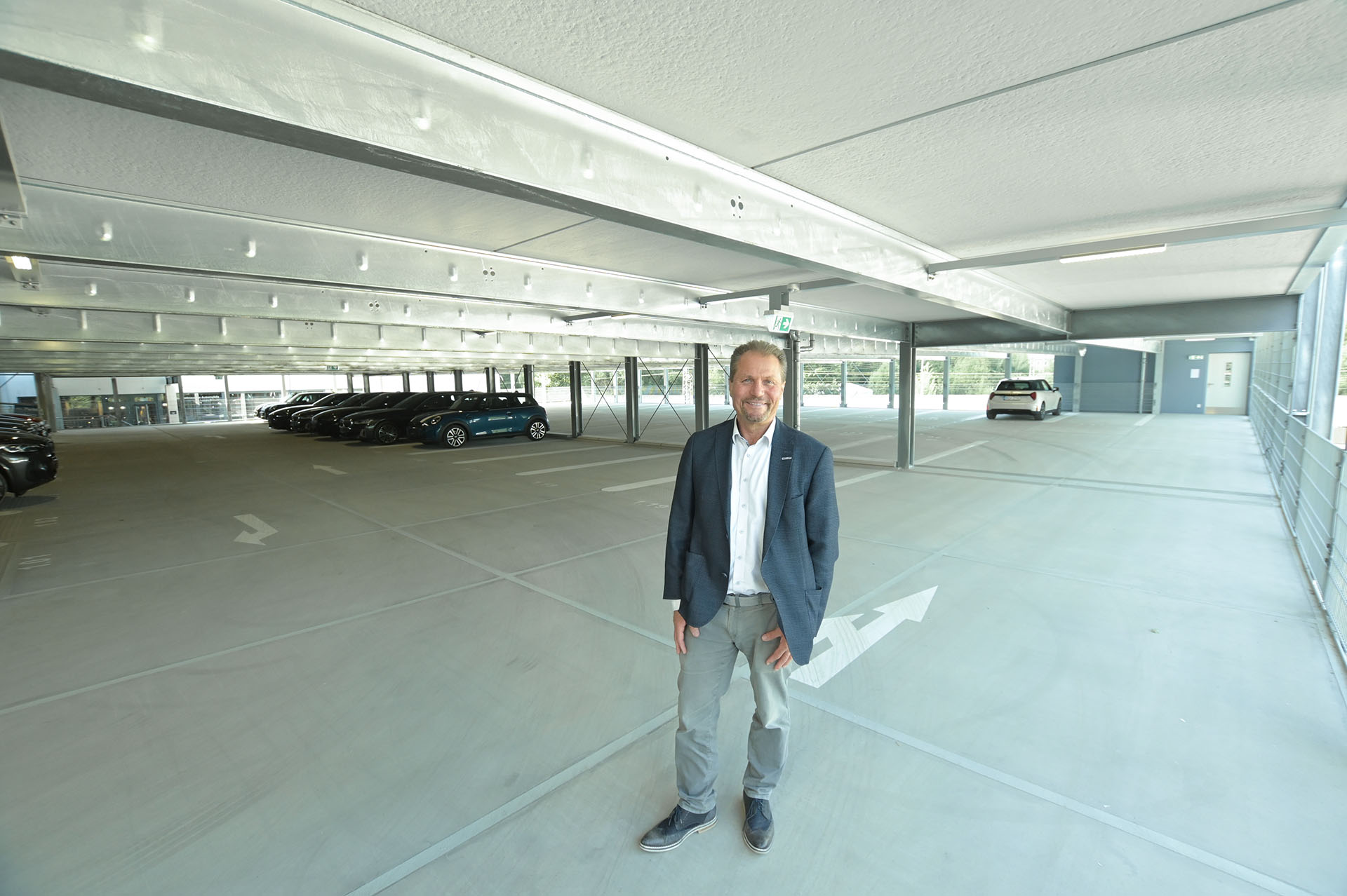 David Breuer freut sich über den großen Platz, den das Parkhaus für seine Kunden bietet.