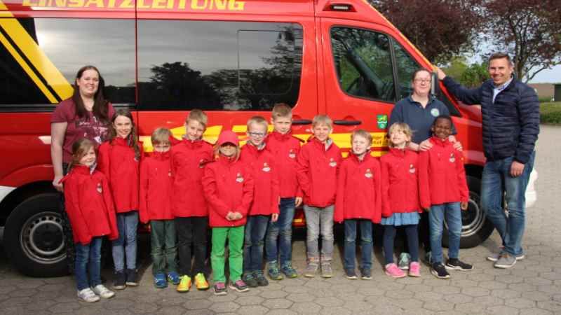 Kinderfeuerwehr-Wartin Carina Schneider (hinten, links) und ihre Stellvertreterin Annika Zeh ( hinten, Zweite von rechts) sowie die Kleinen der Kinderfeuerwehr dankten Milan Cybulski (hinten). | Foto: ein