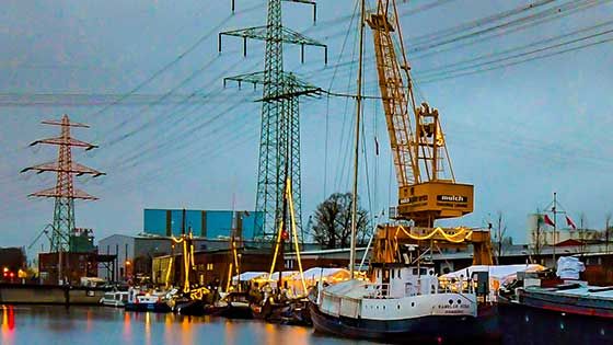 Der Schwimmende Nikolausmarkt im Harburger Binnenhafen lädt wieder zum Schlendern und Schlemmen ein. | Foto: Niels Kreller