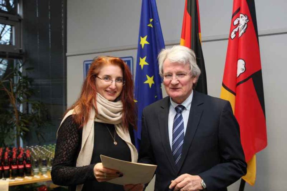 Der Stellvertretende Landrat Uwe Harden überreichte die Einbürgerungsurkunden an Ludmilla Hasenbanck, Herkunftsland Russland. | Foto: ein