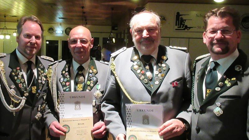 Der 1. Vorsitzende der Schützenkameradschaft Ohlendorf, Eyck Morche (von links), Holger Gärtner und Hans-Wilhelm Tiemann (sie erhielten die Ehrennadel in Gold für 40 Jahre Mitgliedschaft), und Lars Bathke, Zweiter Vorsitzender der SKO und Präsident des Schützenverbands Hamburg und Umgegend. | Foto: ein