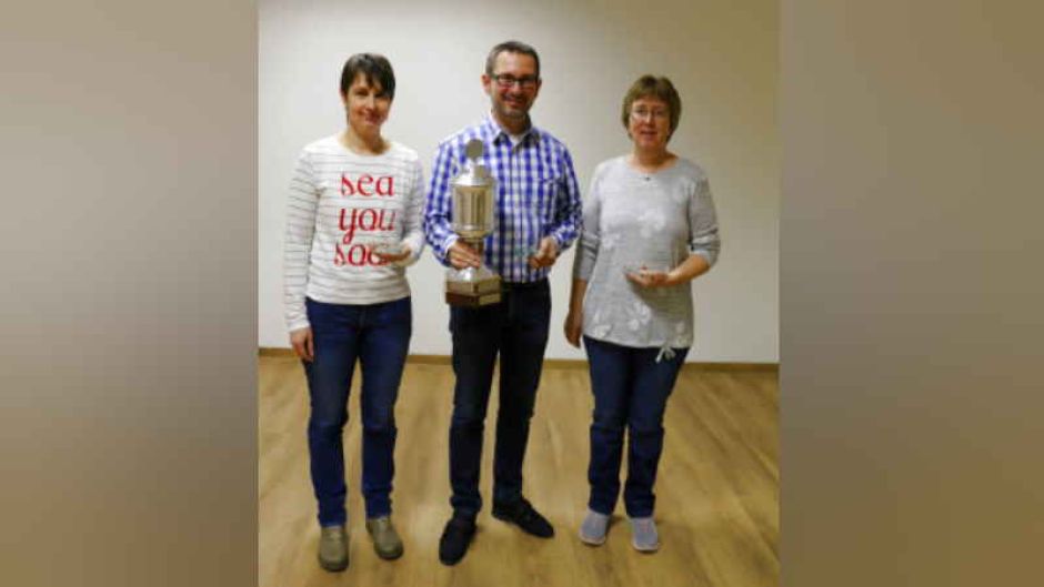 Mathias Weiß gewann den Vereinspokal. 2.Platz Kirsten Bunnies(r.), 3. Manuela Köppen. | Foto: ein