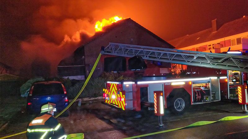 In der Nacht von Freitag auf Samstag stand in Estebrügge der Dachstuhl eines Hauses in Flammen. | Foto: Polizei