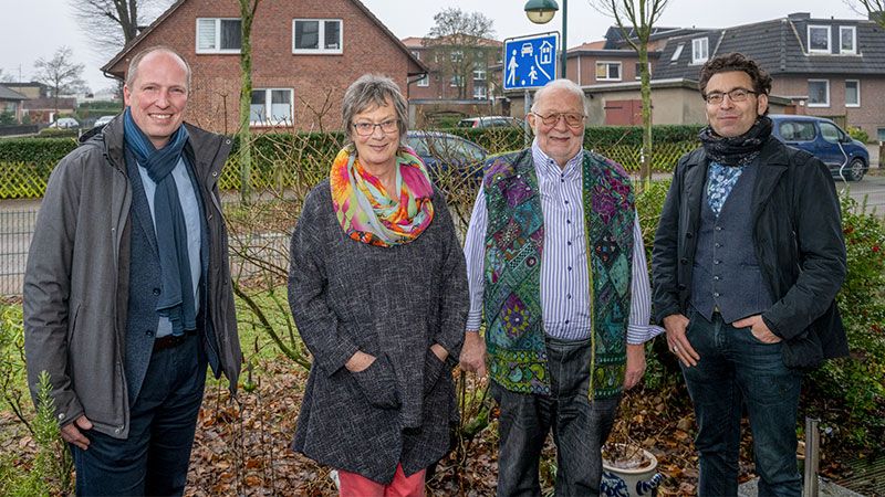 Zum 80. Geburtstag von Neu Wulmstorf ehemaligem Pastor Uwe Kreller (3.v.l.) und dem 54. Hochzeitstag von ihm und seiner Frau Dorothea kamen Neu Wulmstorfs Bürgermeister Tobias Handtke (links) und Pastor Florian Schneider zum Gratulieren. | Foto: privat
