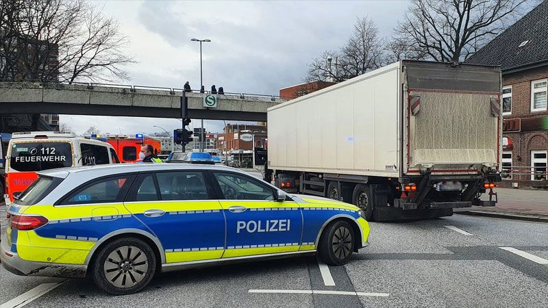 Am Donnerstagnachmittag wurde eine Schülerin auf der Cuxhavener Straße von einem LKW überfahren. | Foto: HamburgNews