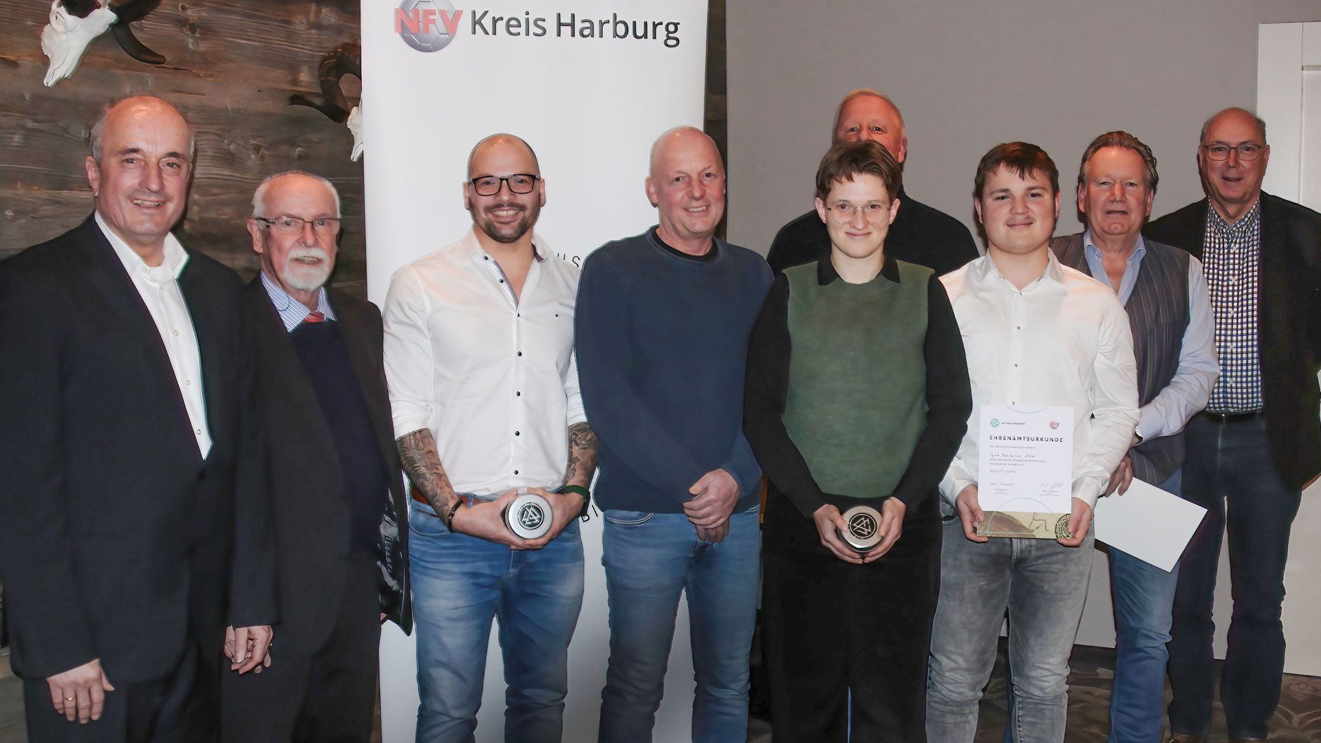 Geehrte und Gratulanten: Frank Dohnke (Vorsitzender des NFV Kreis Harburg), Jürgen Miltzlaff (2. stellv. Vorsitzender des NFV Kreis Harburg), Chris Röder, Carsten Garbers, Rebekka Rittmeier, Michael Schwarz, Fynn Wiebe, Lutz Reimers und Mario Leder (1. stellv. Vorsitzender des NFV Kreis Harburg). von links). | Foto: ein