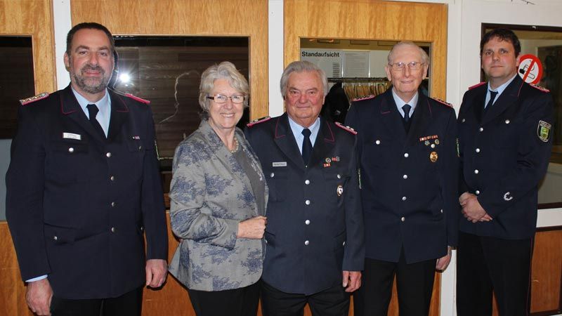 Gemeindebrandmeister Rainer Wendt (von links), die Bürgermeisterin von Klein Moor und Meckelfeld, Brigitte Somfleth, Herbert Meyer, Friedrich Lühring und Ortsbrandmeister Martin Jürgs. | Foto: ein/Olaf Schmerling