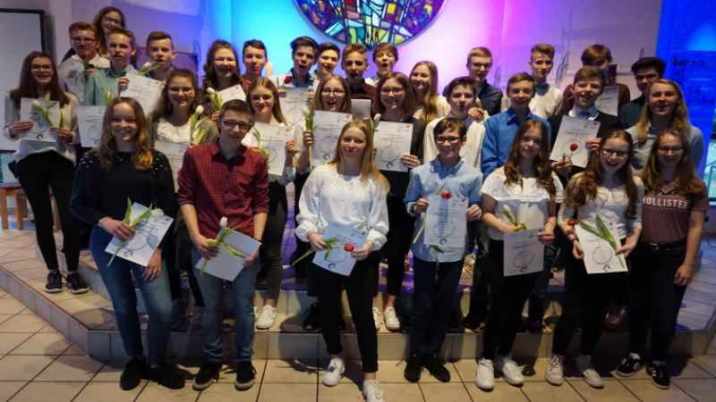 Jugendliche werden als Teamer eingesegnet. | Foto: ein