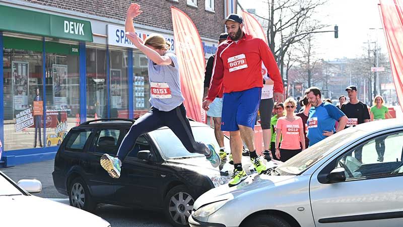 Eines der spektakulärsten Hindernisse beim Urbanian Run waren die drei Autos, die auf dem Schloßmühlendamm überwunden werden mussten. | Foto: Niels Kreller